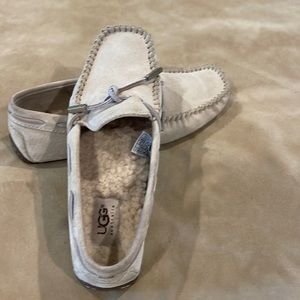Ugg beige slippers/loafers 5N